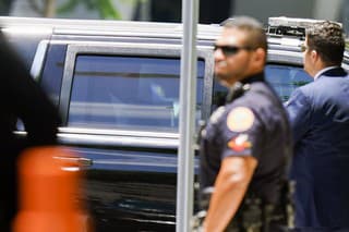 Donald Trump prichádza v aute k budove súdu 13. júna 2023 v Miami.
