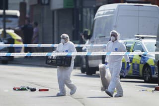 Britská polícia v Nottinghame v utorok zadržala muža po tom, čo sa našli v uliciach mesta telá troch zabitých ľudí. 