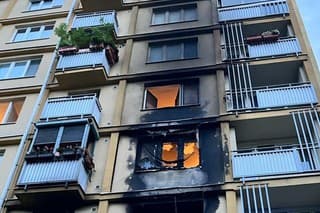 Hasiči v stredu skoro ráno hasili požiar v byte na Kyjevskej ulici v Bratislave. 