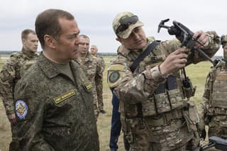 Podpredseda ruskej Rady bezpečnosti Dmitrij Medvedev Dmitrij Medvedev (vľavo) počas návštevy vojenského strediska Prudboy vo Volgogradskej oblasti.