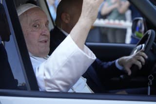 Pápež František máva po prepustení z nemocnice Gemelli v Ríme.