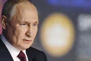 Ruský prezident Vladimir Putin vystupuje s prejavom na ekonomickom fóre v Petrohrade.