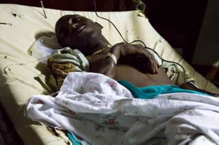 Krvavé bombové výbuchy zabili v Ugande 23 ľudí a desiatky zranili.
