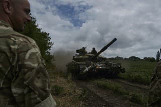 Ukrajinskí vojaci riadia tank neďaleko mesta Bachmut v Doneckej oblasti na východe Ukrajiny v sobotu 17. júna 2023.