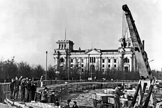 Stavba múru pred Brandenburskou bránou v roku 1961. 