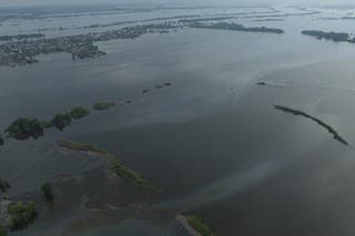 Na snímke zaplavené územie po zničení Kachovskej priehrady na rieke Dneper