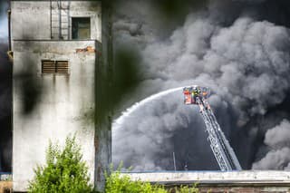 Takmer 60 hasičov momentálne zasahuje pri požiari v Rovinke.