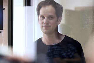 Na snímke americký novinár Evan Gershkovich stojí v súdnej sieni v Moskve 22. júna 2023.
