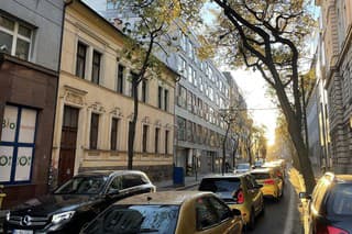Petičný výbor za obmedzenie tranzitnej dopravy na Mickiewiczovej ulici netrpezlivo čaká na konanie mesta. 