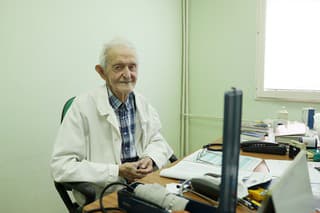 Doktor Mika je uznávaným odborníkom a medzi pacientmi je veľmi obľúbený.