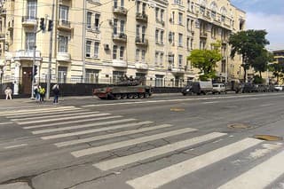 Rruské obrnené vozidlá zaparkované na ulici v Rostove nad Donom v Rusku v sobotu 24. júna 2023.