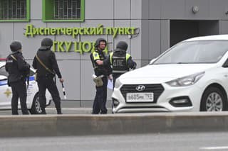 Cestní policajti strážia diaľnicu na okraji Moskvy v Rusku.