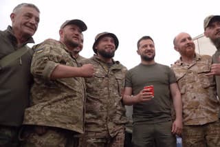 Zelenskyj v pondelok navštívil jednotky v čiastočne okupovanej Doneckej oblasti.