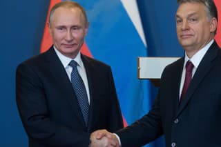 Ruský prezident Vladimir Putin a maďarský premiér Viktor Orbán na archívnej fotke z roku 2017.