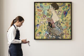 Klimtov obraz Dáma s vejárom zlomil aukčný rekord.
