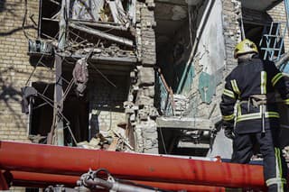 Na snímke hasič zasahuje na mieste zničenej budovy po ostreľovaní v Kramatorsku na Ukrajine