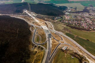 Politici sľubovali už mnoho termínov dokončenia plynulého prechodu Slovenskom po diaľnici, doteraz však nie je.
