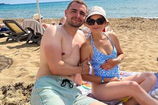 Tehotná Dominika Stará si užíva slnečné lúče Grécka s manželom a synom Michalom.