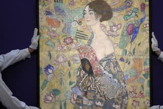 Klimtov obraz Dáma s vejárom sa stal najdrahším vydraženým dielom v Európe