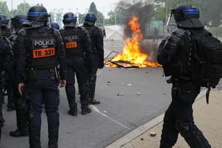 Smrť tínedžera vyvolala vo Francúzsku vlnu násilných protestov.