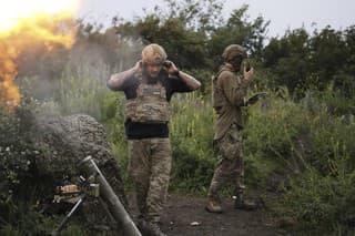 Ukrajinský vojak z 3. samostatnej útočnej brigády rozpráva na fronte do vysielačky.