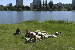 Teplý slnečný deň na prírodnom plážovom kúpalisku Jazero v mestskej časti Košice – Nad jazerom.
