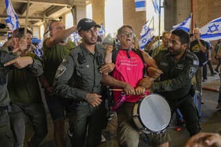 Demonštranti proti reformám súdnictva zablokovali letisko v Tel Avive.