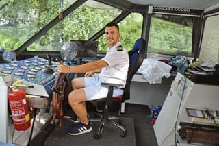 Kapitán Artúr Lukáč (24) je najmladším lodivodom na riekach Bodrog a Tisa.