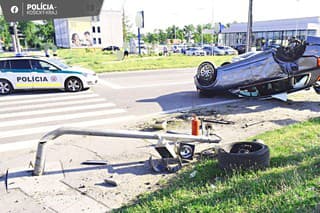 Auto v košickej Šaci zdemolovalo semafor a ostalo na streche