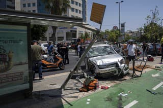 Do chodcov v Tel Avive vrazilo auto.