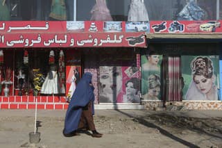 Kozmetické salóny sú jedným z mála zdrojov príjmu pre afganské ženy.