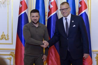 Na snímke zľava ukrajinský prezident Volodymyr Zelenskyj a predseda Národnej rady SR (NR SR) Boris Kollár pózujú počas ich stretnutia na Bratislavskom hrade.