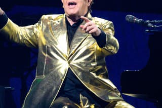 Legendárny spevák Elton John.