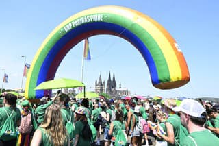 Na snímke účastníci obnoveného každoročného sprievodu Pride komunity LGBTIQ kráčajú ulicami Kolína nad Rýnom.
