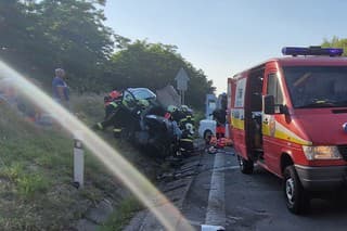 ri čelnej zrážke dvoch vozidiel pri obci Podkriváň sa zranilo šesť osôb, dve ťažko