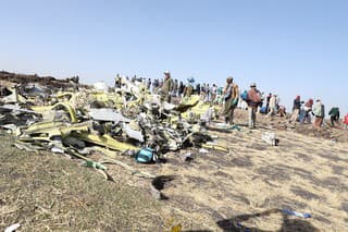 Trosky zrúteného lietadla Boeing 737 Max.