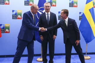 Turecký prezident Recep Tayyip Erdogan (vľavo) si podáva ruku so švédskym premiérom Ulfom Kristerssonom (vpravo). V strede je generálny tajomník NATO Jens Stoltenberg.