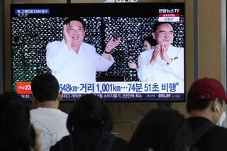 Severokórejský vodca Kim Čong-un osobne dohliadal na úspešný test najnovšej medzikontinentálnej balistickej rakety