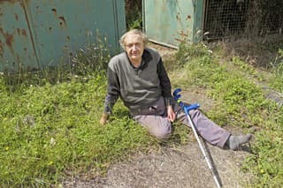 Invalidný dôchodca Štefanje na tom zdravotne veľmi zle. Vydrží stáť len pár minút, potom sa zvezie na zem.