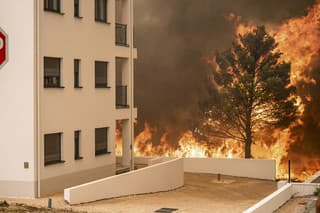 Plamene zasiahli domy v obci Grebaštica, kde úrady evakuovali miestnych obyvateľov.