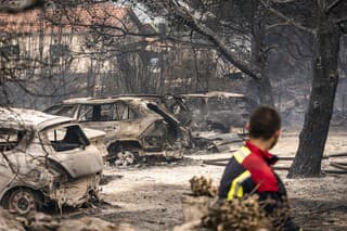 Plamene zasiahli domy v obci Grebaštica, kde úrady evakuovali miestnych obyvateľov.