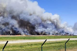 Oheň sa nebezpečne blížil aj k Letisku M. R. Štefánika.