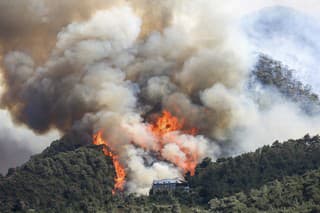 Dym stúpa počas lesného požiaru v Belene neďaleko Iskenderunu na juhu Turecka