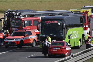 Hasiči a policajti sa zhromažďujú na mieste nehody dvoch autobusov na diaľnici D2 pri Brne v Českej republike v pondelok 17. júla 2023.