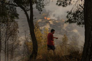 Veľký lesný požiar pri prímorskom a kúpeľnom letovisku Lutraki ležiacom neďaleko Korintského prieplavu.