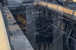 Na snímke poškodená časť Krymského mosta, ktorý spája ruskú pevninu a Krymský polostrov.