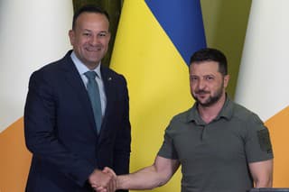 Írsky premiér Leo Varadkar (vľavo) a ukrajinský prezident Volodymyr Zelenskyj pózujú počas spoločnej tlačovej konferencie v Kyjeve v stredu 19. júla 2023. 