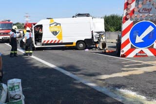 Kamionista narazil na D1 pri Trnave do vozidla diaľničnej patroly