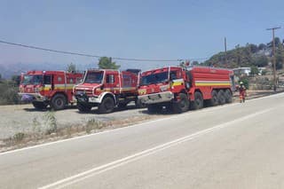 Slovenskí hasiči na ostrove bojujú s rozsiahlymi požiarmi.