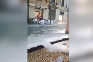 Extrémne búrky s teplého počasia trápia celý svet: V Miláne zaplavovalo ulice a bralo so sebou všetko, čo stálo v ceste